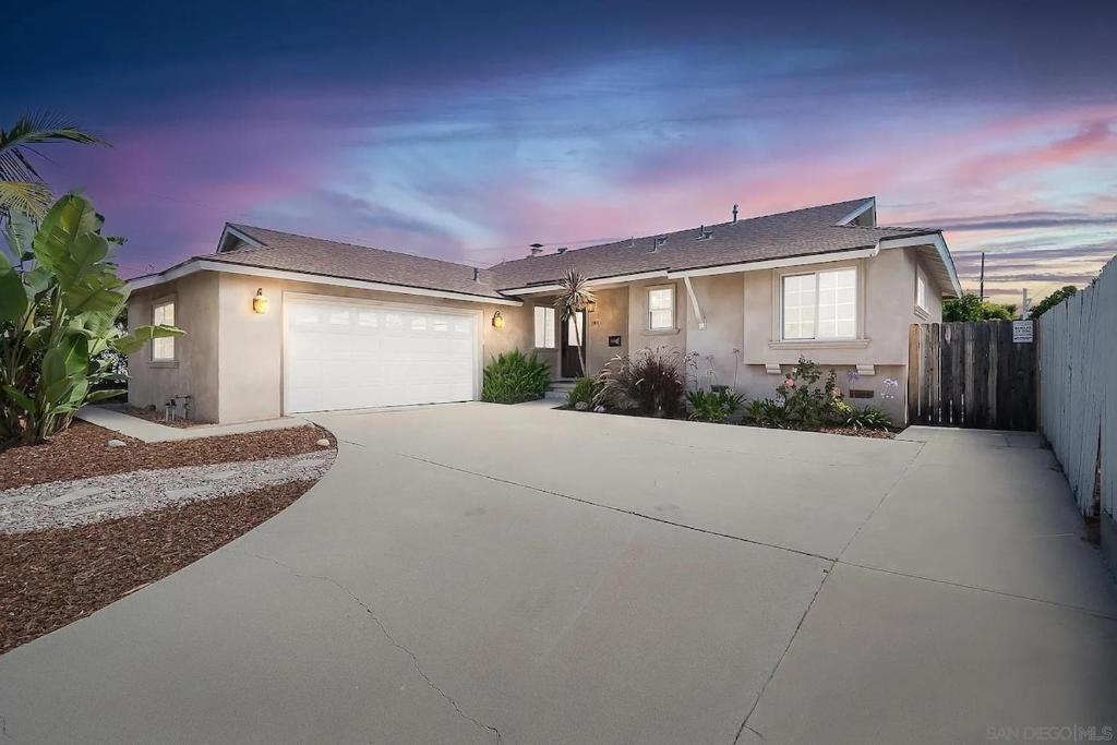 una gran casa blanca con entrada para coches en Modern SD Oasis with Pool & HotTub, en San Diego