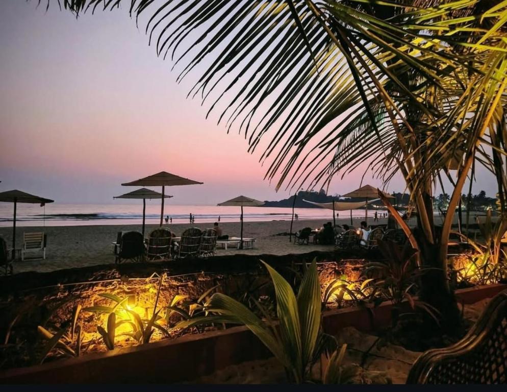 カナコナにあるHome Beach Bunglowsのビーチでの夕日(椅子、パラソル付)