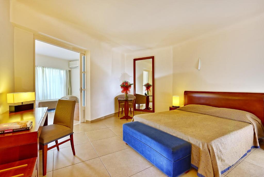 Postel nebo postele na pokoji v ubytování Apollonia Beach Resort & Spa