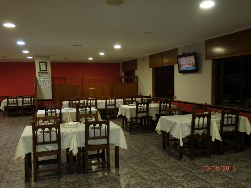 A restaurant or other place to eat at Pension Meson Paz