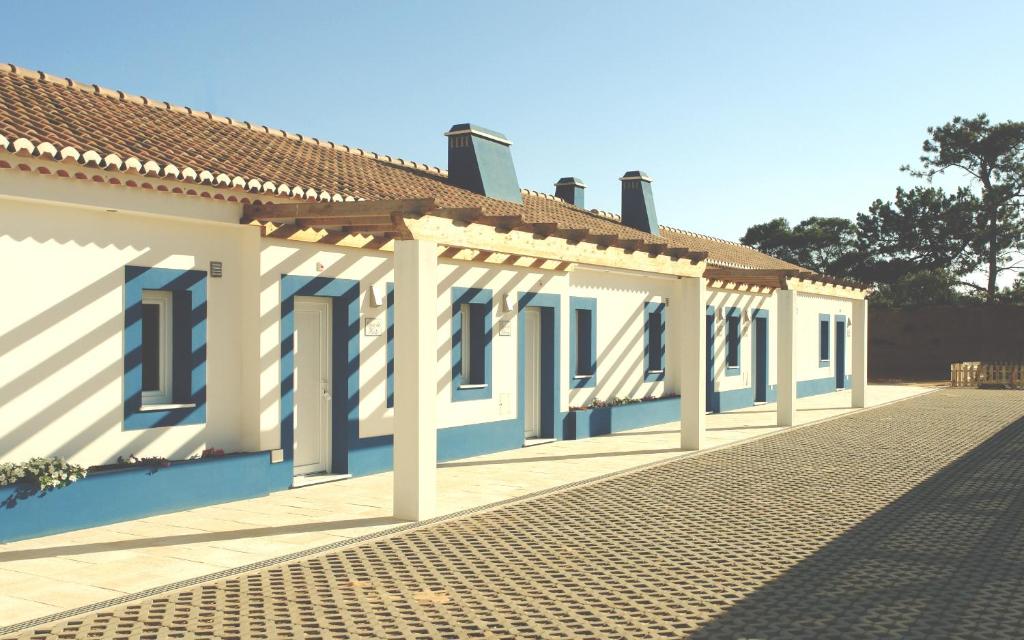 ein Bild eines Hauses mit blau und weiß in der Unterkunft Casas Novas da Fataca in Zambujeira do Mar