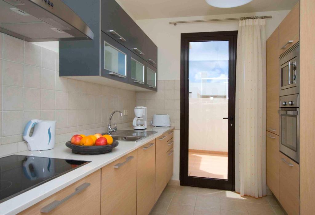 kuchnia z miską owoców na ladzie w obiekcie Ereza Villas Las Buganvillas w mieście Playa Blanca