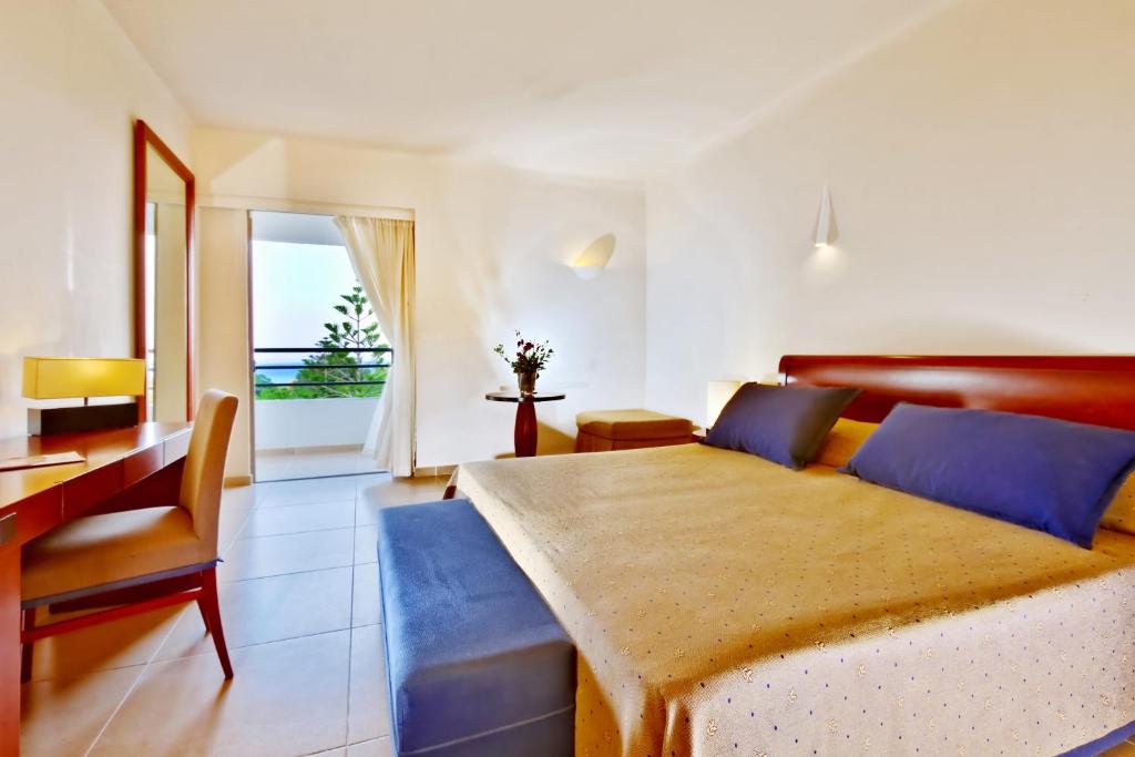 Postel nebo postele na pokoji v ubytování Apollonia Beach Resort & Spa