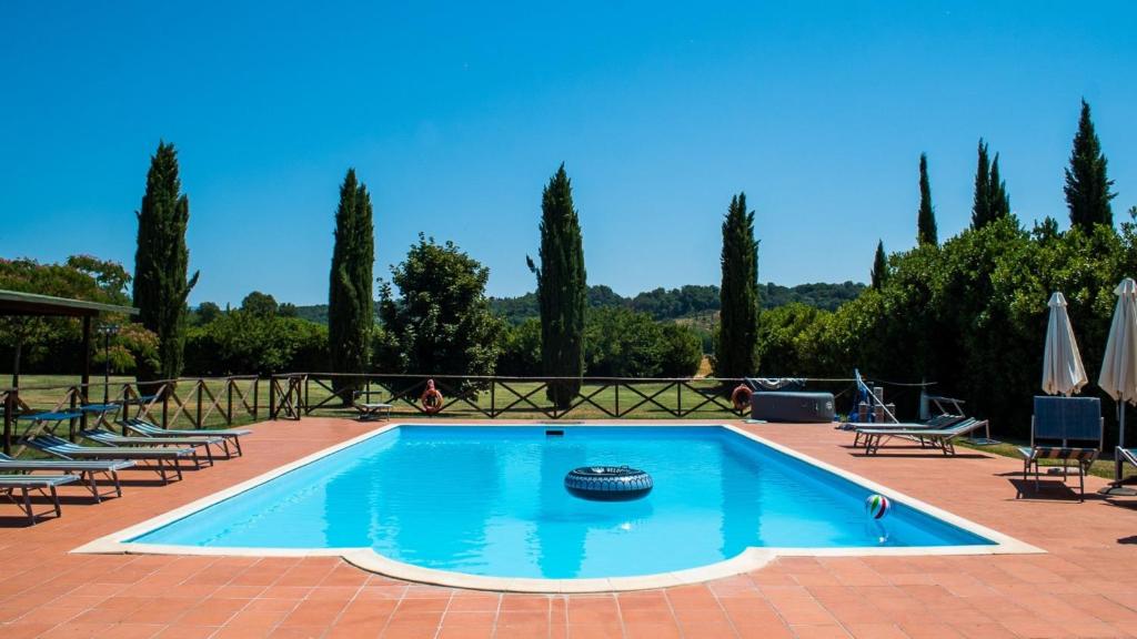 a swimming pool with lounge chairs and a swimming pool at Appartamento Mulino in Laterina