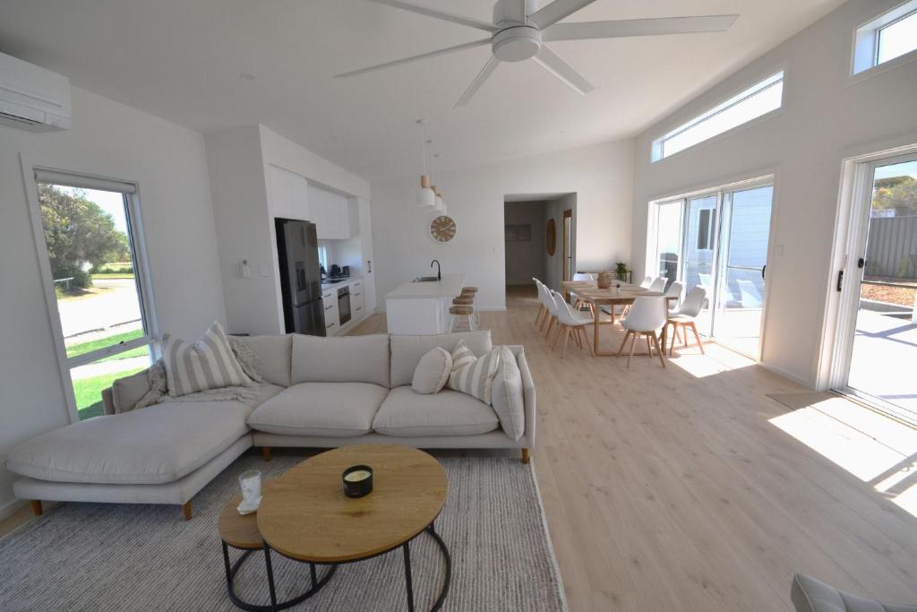 Χώρος καθιστικού στο Luxury Coastal Retreat -14 Haynes Rd, Middleton