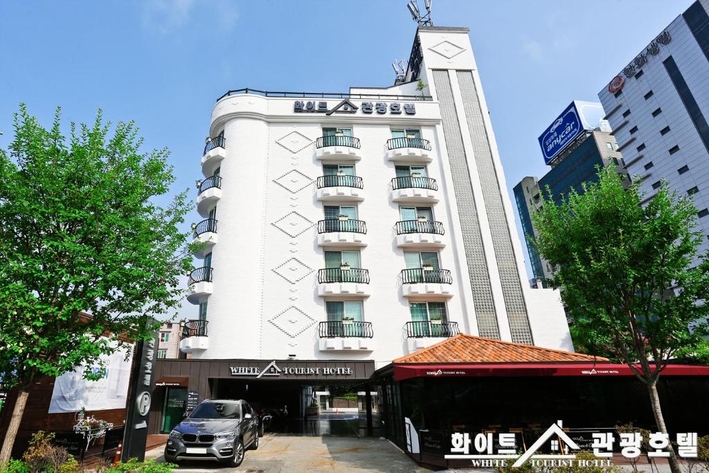Gallery image of White Tourist Hotel in Jeonju