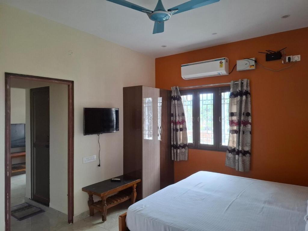 Postel nebo postele na pokoji v ubytování Roshni Apartment- 3rd Floor 3C