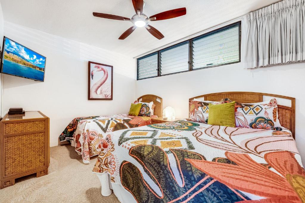 Postel nebo postele na pokoji v ubytování Papakea Resort Unit J303