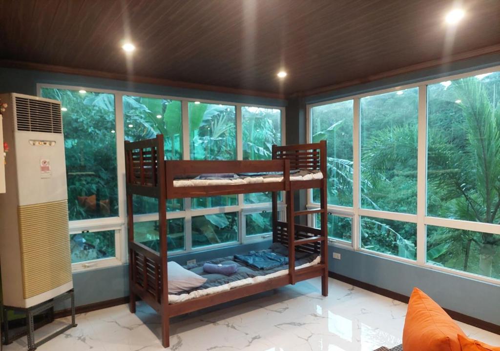 - une chambre avec 2 lits superposés en face d'une fenêtre dans l'établissement Abed Villa Tagaytay, à Tagaytay