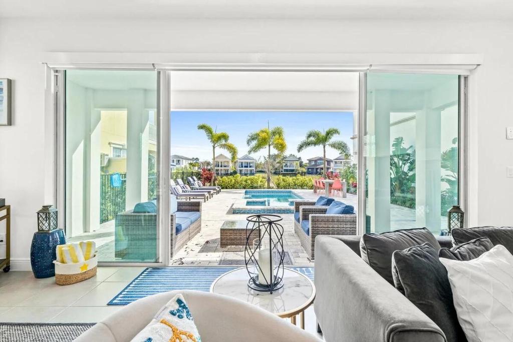 LC517T The Chic Abode at Liberty Bluff في كيسيمي: غرفة معيشة مفتوحة مطلة على مسبح