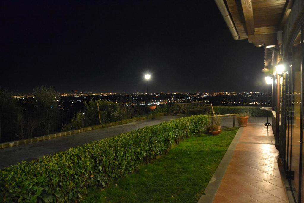 切薩諾的住宿－利都耶露內酒店，建筑在晚上可欣赏到城市美景
