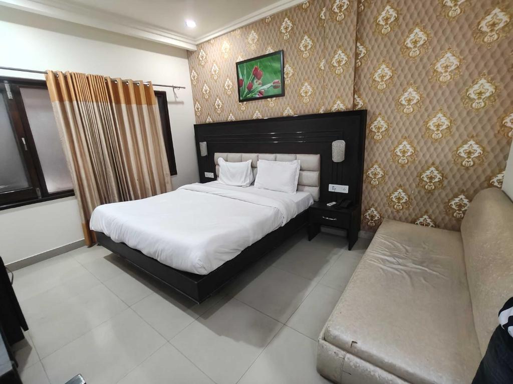 Postel nebo postele na pokoji v ubytování Dee Intercontinental