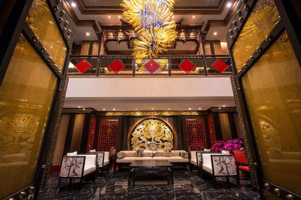 台中市にあるForbidden City Motelのシンガポールにあるマンダリン・オリエンタル・ホテルのロビーの景色を望めます。