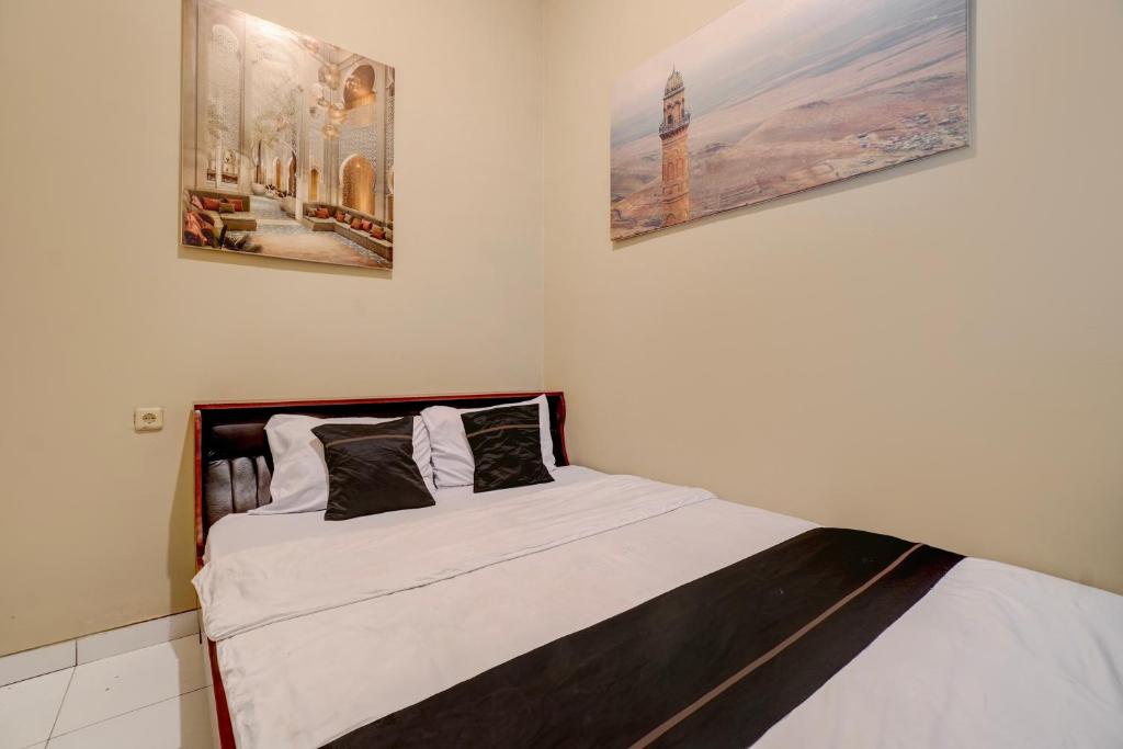 Ένα ή περισσότερα κρεβάτια σε δωμάτιο στο Hotel O near Monas formerly Pondokan Kota Jakarta