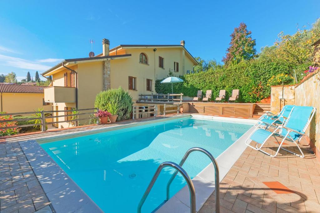 La alberca dentro o cerca de Comfortable House With Private Pool