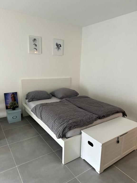 Dormitorio blanco con cama y mesa blanca en Living Lu - cosy Apartment one - Netflix - Mannheim - BASF - 1 Zimmer, en Ludwigshafen am Rhein