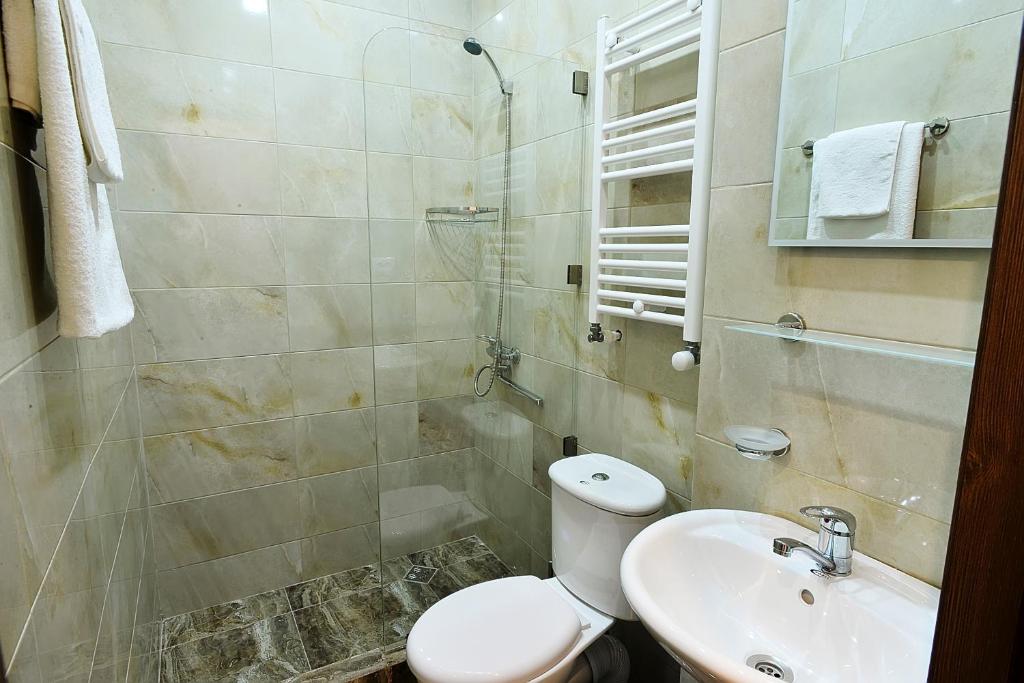 Koupelna v ubytování MGK Hotel