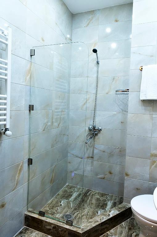 Koupelna v ubytování MGK Hotel