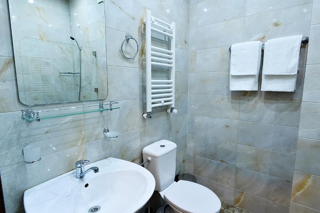 Koupelna v ubytování MGK Hotel