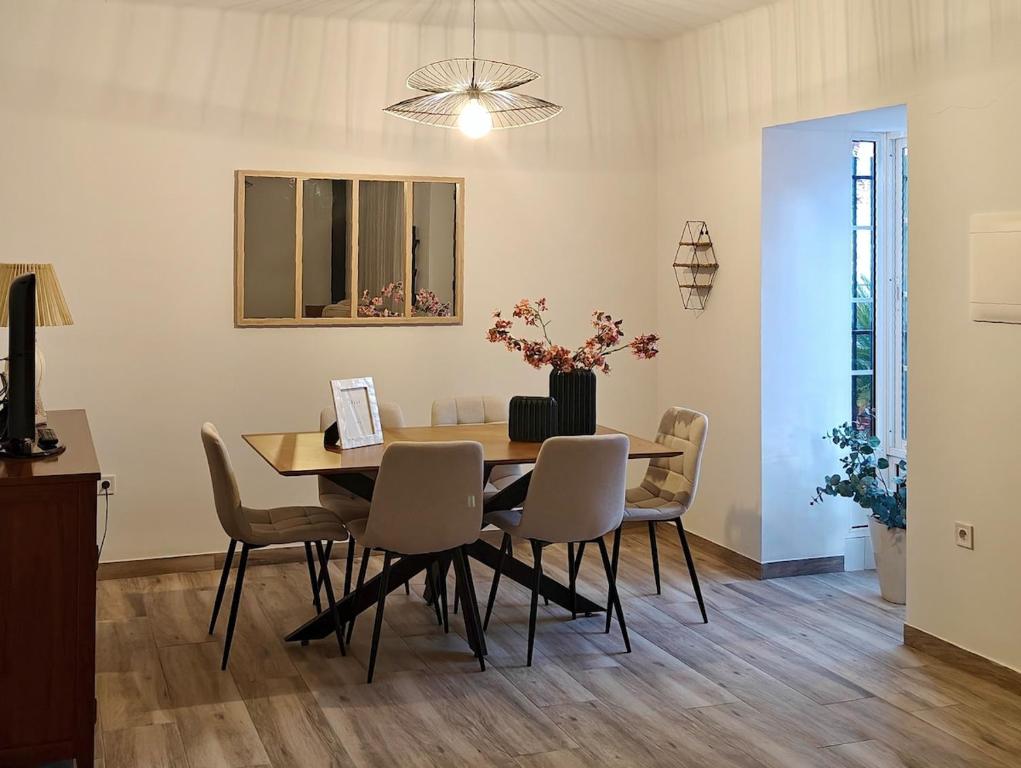 een eetkamer met een tafel en stoelen bij Villa Bellavista in Olvera