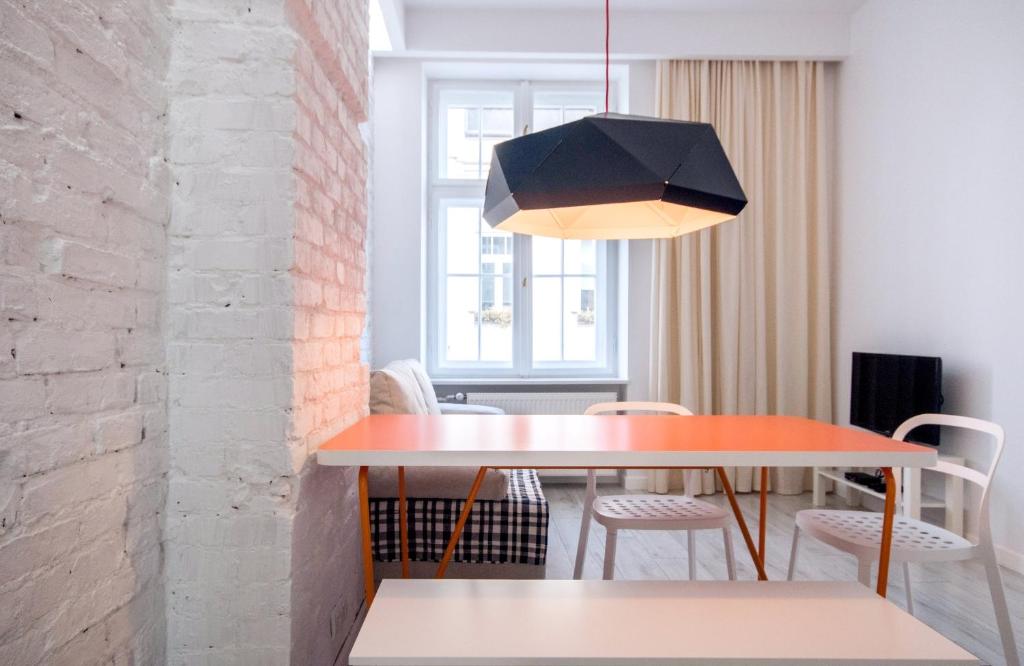 d'une salle à manger avec une table et une lumière naturelle. dans l'établissement Apartament przy Woonerfie, à Łódź