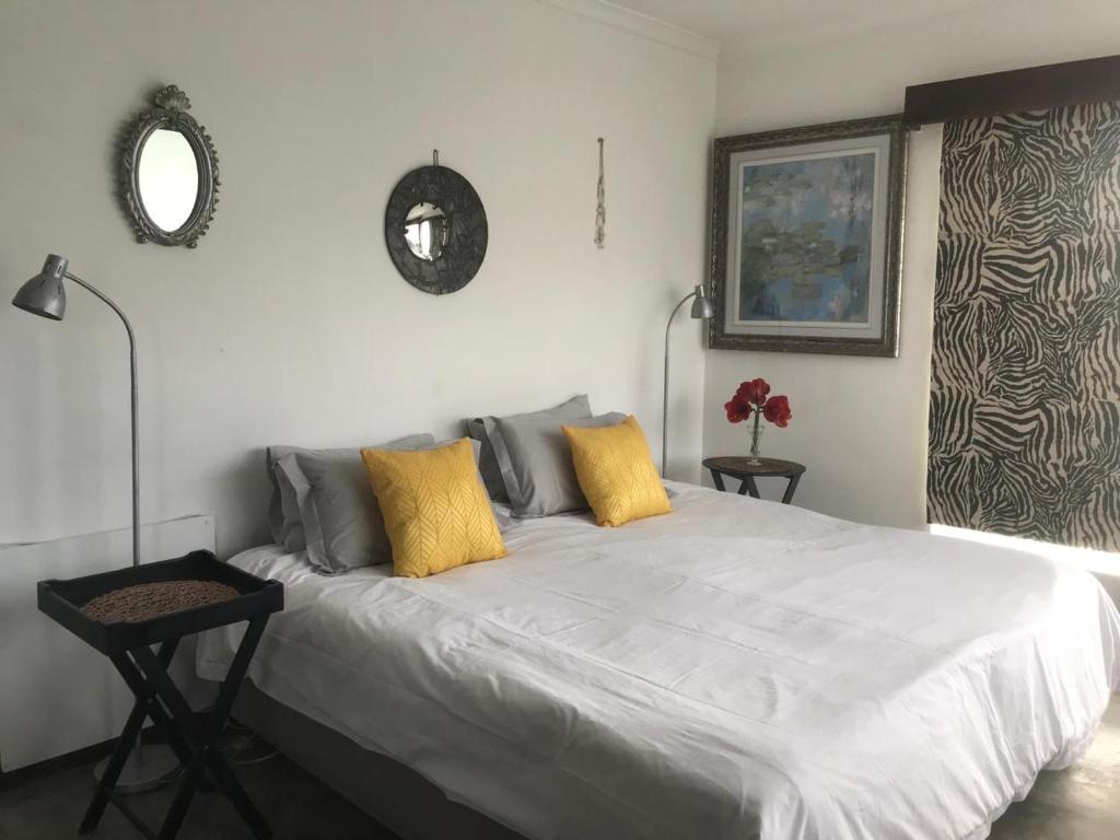 プリングル・ベイにある120 steps to the beachのベッドルーム(白い大型ベッド、黄色い枕付)