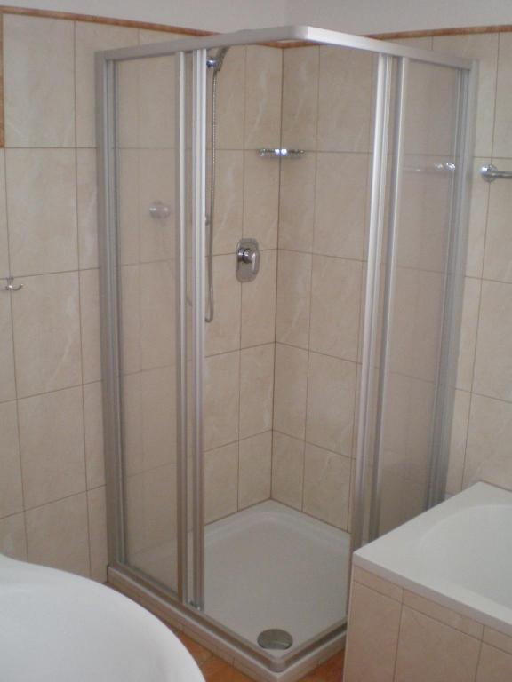 A bathroom at Haus Peter Schiestl
