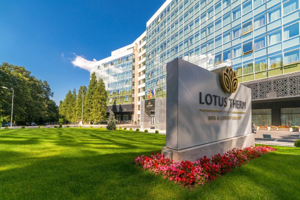 una señal frente a un edificio en Lotus Therm Spa&Luxury Resort, en Băile Felix
