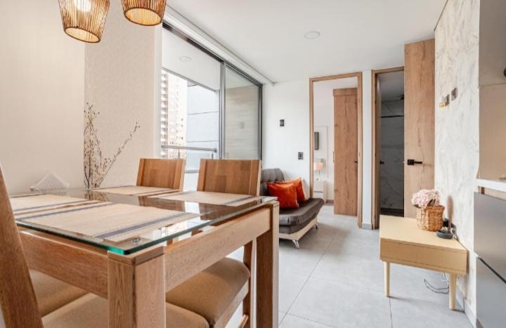 uma sala de jantar com mesa e cadeiras em uma sala em apt 3 habitaciones em Rebolo