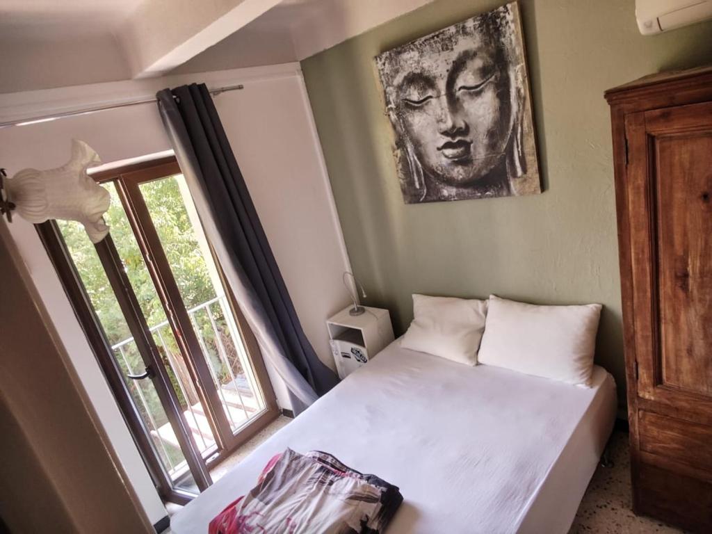 une chambre avec un lit blanc et une fenêtre dans l'établissement 2 Pieces indépendant Peone-Valberg, à Péone