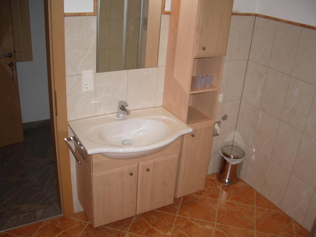 A bathroom at Haus Peter Schiestl