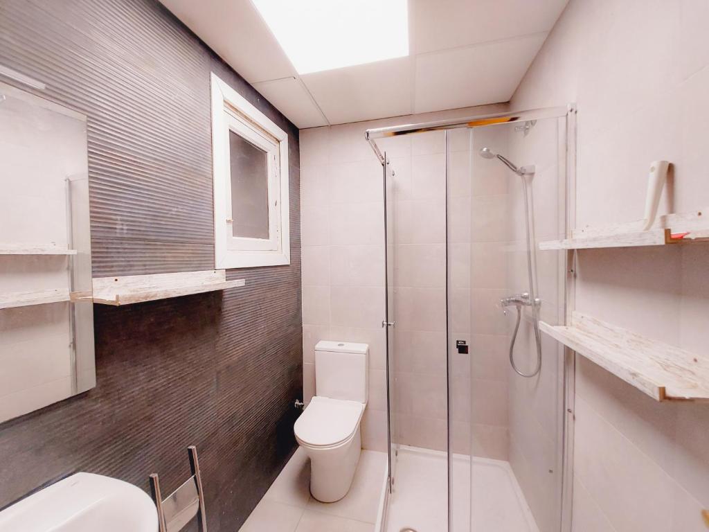 ムルシアにあるAlojamiento San Juan en Murcia Centroのトイレとガラスのシャワー付きのバスルーム