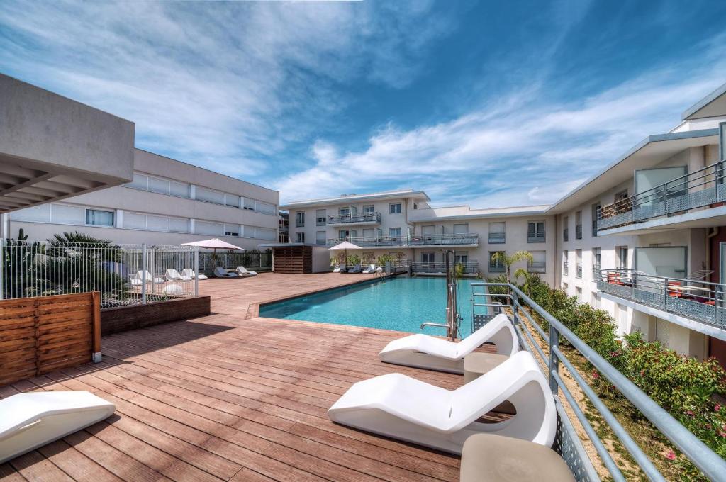 Bazén v ubytování Comfort Aparthotel Antibes Le Maestria nebo v jeho okolí