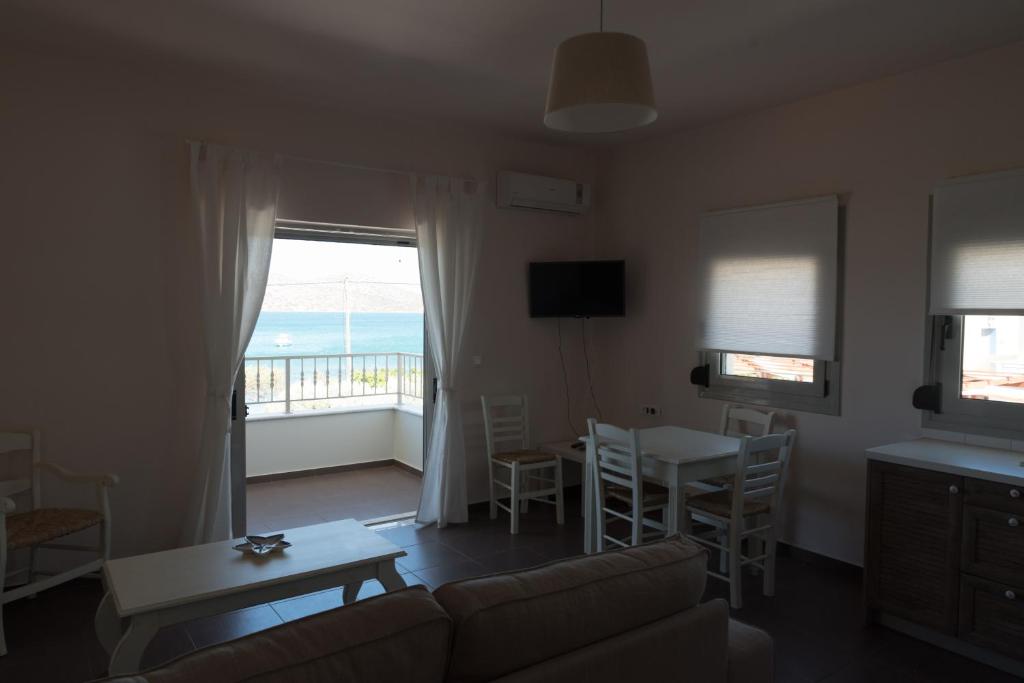 TV a/nebo společenská místnost v ubytování Elounda Sea Suites
