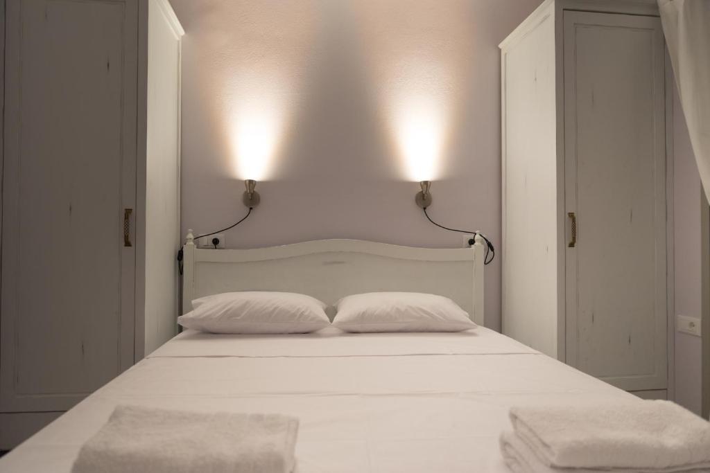 Postel nebo postele na pokoji v ubytování Elounda Sea Suites