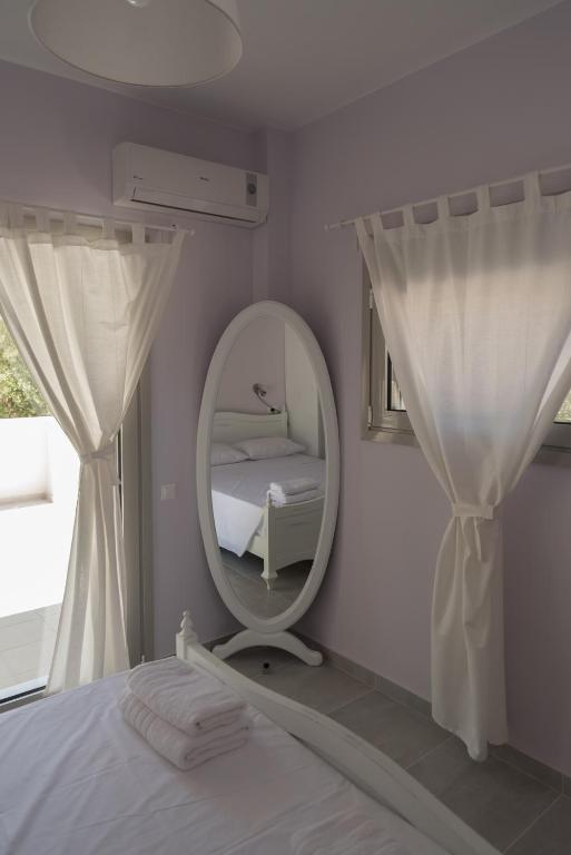 Postel nebo postele na pokoji v ubytování Elounda Sea Suites