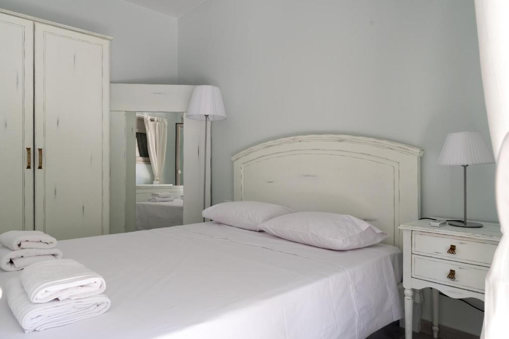 Postel nebo postele na pokoji v ubytování Elounda Sea Suites