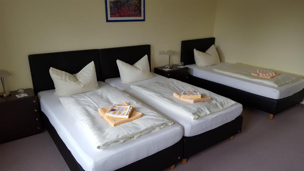 Postel nebo postele na pokoji v ubytování Hotel Brückentor