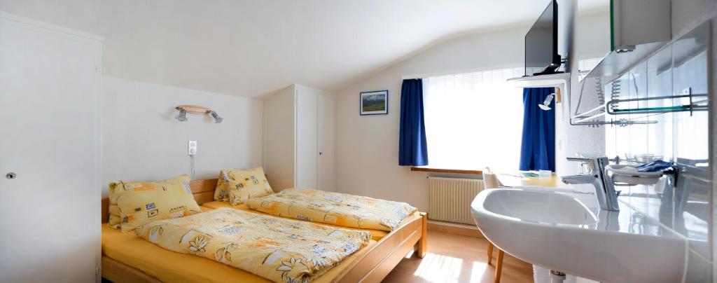 Postel nebo postele na pokoji v ubytování Hotel Sörenberg
