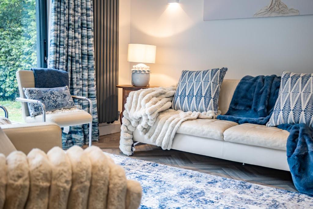 a living room with a couch and two chairs at Luxury cottage with high-end bathrooms - NEWLY REFURBISHED in Sutton Scotney