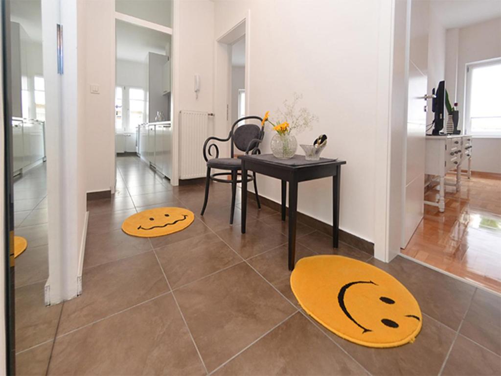 un soggiorno con tavolo e tappeti gialli sul pavimento di Apartments Asja a Sarajevo