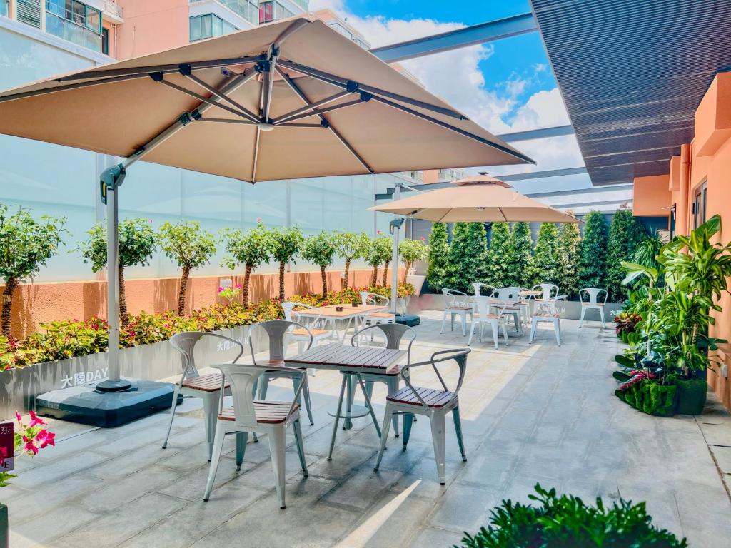 Dayin Serene Garden Hotel -Shanghai Hongqiao North Xinjing Metro Station -Large Social Area -Bar -Café -Gym -Free Laundry Luggage Storage -24H Front Desk-English Service的阳台或露台