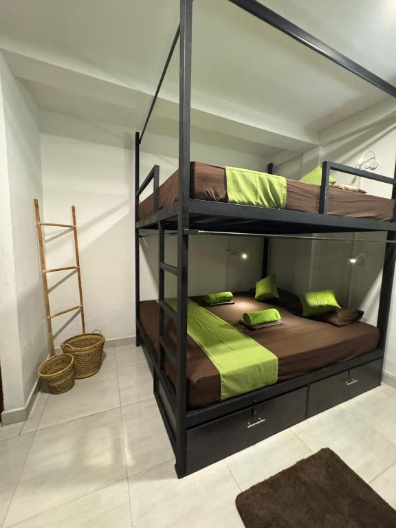 Ένα ή περισσότερα κρεβάτια σε δωμάτιο στο Surf and Retreat Hostel Weligama Srilanka -Coliving