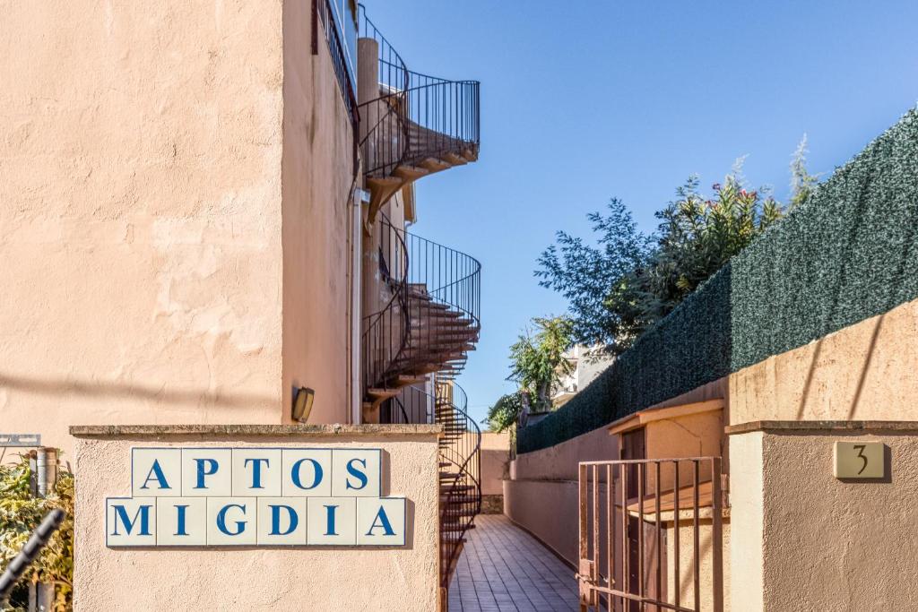 ein Schild an der Seite eines Gebäudes mit der Aufschrift antipolis micula in der Unterkunft Apartamento Irlulan in Platja  d'Aro