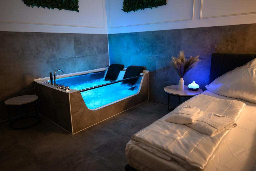 Postel nebo postele na pokoji v ubytování Apartment & Spa PRIVATE HOT TUB Central Berlin