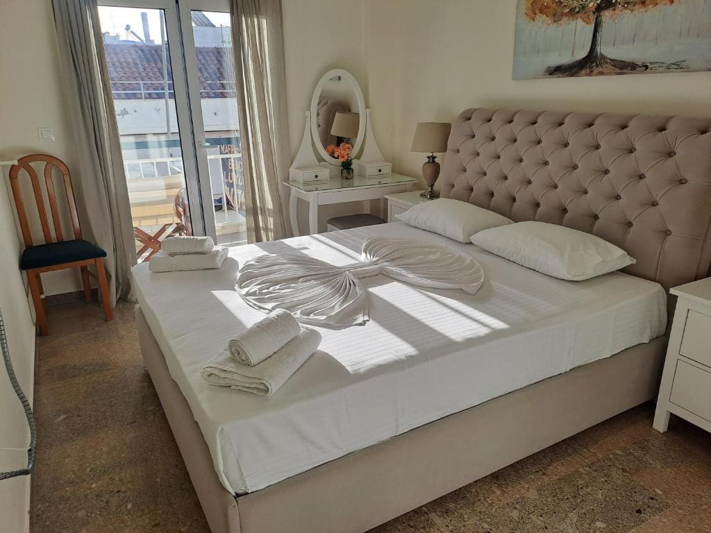 Postel nebo postele na pokoji v ubytování NAFPAKTOS Beach luxury Suites