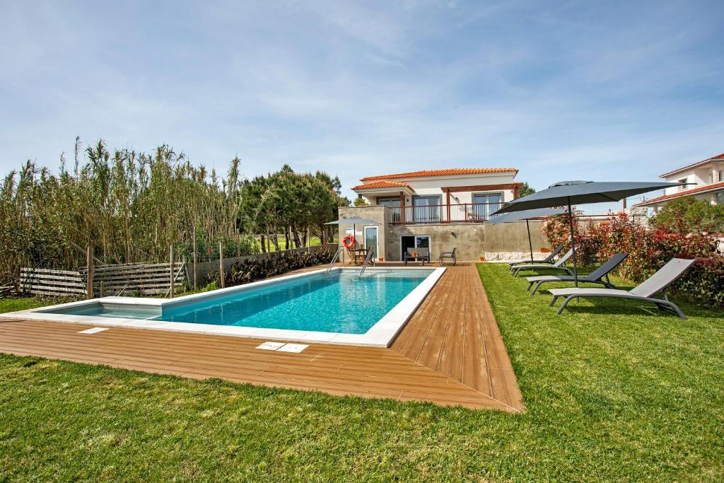Bazén v ubytování Quinta dos Raposos- Nazaré Portugal nebo v jeho okolí