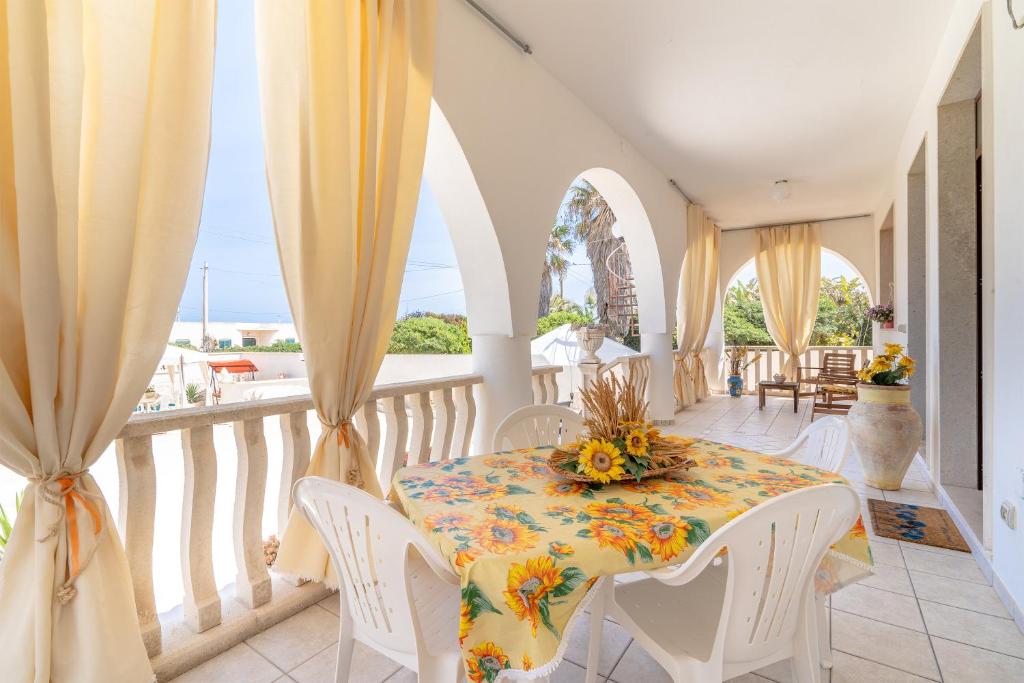 Khu vực ghế ngồi tại La casa Arancione