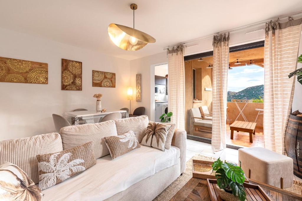 un salon avec un canapé blanc et une cuisine dans l'établissement Pause à Monticello - Climatisé vue montagnes, à Monticello