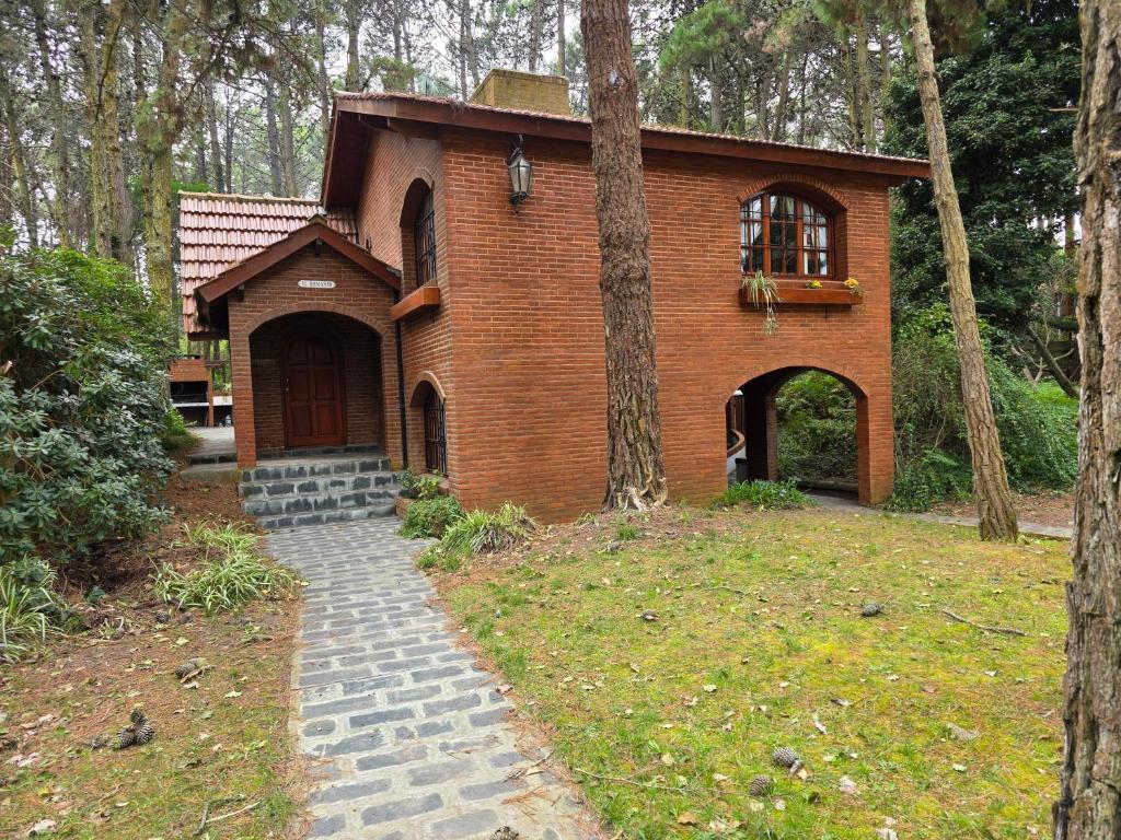 une petite maison en briques au milieu d'une cour dans l'établissement El Remanso, à Mar de las Pampas